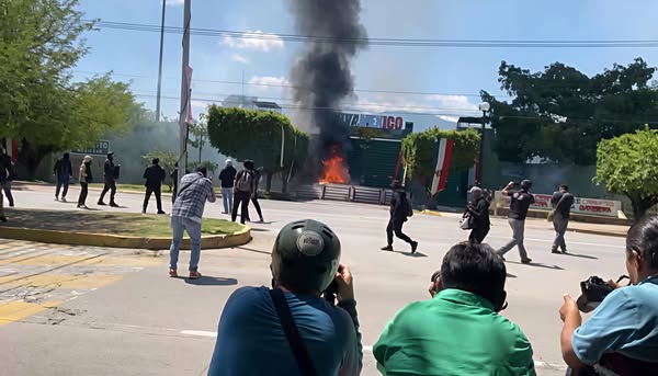 Normalistas de Ayotzinapa arremeten contra el 27 Batallón en Iguala durante jornada por el 11 aniversario de la desaparición de los 43